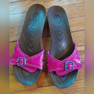 Dr. Scholls slip on sandals. Pink strap and brown faux "wood" bottoms. Size 11